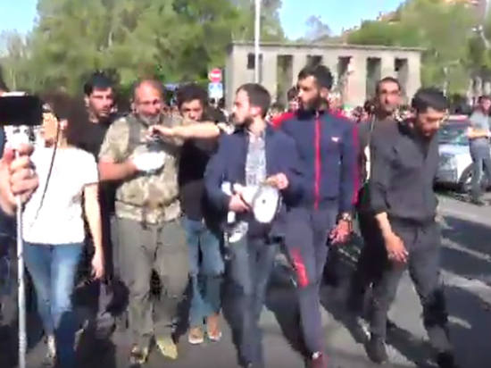 «Бархатная революция» в Армении: оппозиционеров бьют автомобилисты