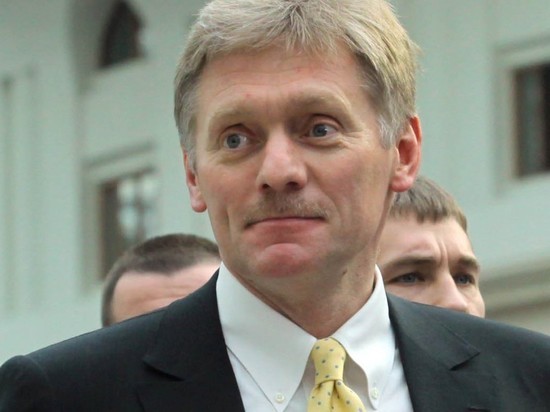 Песков рассказал, кому позволено дергать его за усы